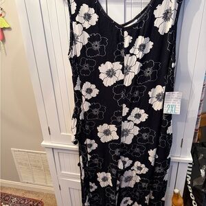 Black and White Floral Sleeveless Jumper Natalie.